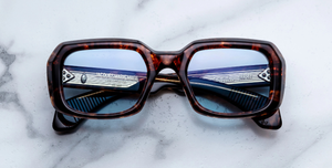Jacques Marie Mage Aldo Argyle - Luxus-Sonnenbrille handgefertigt in Japan mit braunem Rahmen und blauen Gläsern in Eckig