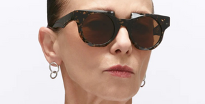 Model trägt Kuboraum U1 GYH mit runde Sonnenbrille mit gelben Gläsern