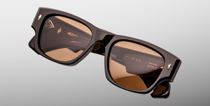 Jacques Marie Mage Dino Walnut – handgefertigte Sonnenbrille mit doppelt laminierten Acetat-Bügeln, Seitenansicht