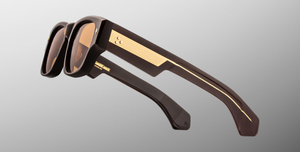 Jacques Marie Mage Dino Walnut – rechteckige Acetat-Sonnenbrille in Walnuss, Dreiviertelansicht
