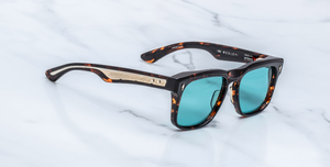 Jacques Marie Mage Wesley Aegen - Luxus-Sonnenbrille handgefertigt in Japan mit eckigen braunem Rahmen und blauen Gläsern