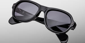 Jacques Marie Mage Richard Raven Luxussonnenbrille mit schwarzem Rahmen und grauen Gläsern