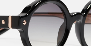 John Dalia P13 | C105 - Luxussonnenbrille mit Roségold Rahmen und grauen Gläsern.