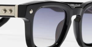 John Dalia P16 | C605 (47) - Luxussonnenbrille mit schwarzen Rahmen und blauen Gläsern.