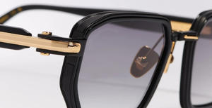 John Dalia Miles | C302 - Luxussonnenbrille mit schwarzem Rahmen und grauen Gläsern.