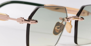 John Dalia R03 | C432 - Luxussonnenbrille mit rosegoldenem Rahmen und grauen Gläsern.