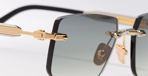 John Dalia R04 | C477 - Luxussonnenbrille mit goldenem Rahmen und grauen Gläsern.