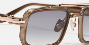 John Dalia Dane | C440 - Luxussonnenbrille mit braunem Rahmen und grauen Gläsern.