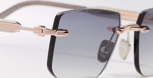 John Dalia R04 | C476 - Luxussonnenbrille mit roségoldenem Rahmen und grauen Gläsern.