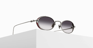 Matsuda M3169 | Palladium White - Luxussonnenbrille mit silbernem Rahmen und grauen ovalen Gläsern, hergestellt in Japan