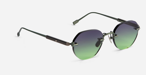 Randlose Sonnenbrille mit polygonalen Gläsern in violett-grünem Farbverlauf, metallisch-grünen Bügeln und schlanker Fassung in Dreiviertelansicht.