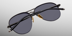 jacques marie mage amelia black, pilotensonnenbrille in schwarz mit dunkel grauen gläsern
