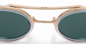 akoni astria crystal clear ovale sonnenbrille aus titan und acetat in transparent und gold mit grünen gläsern