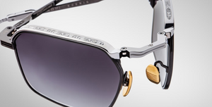 jacques marie mage koenig amour, eckige sonnenbrille in schwarz und silber mit grauen verlaufsgläser