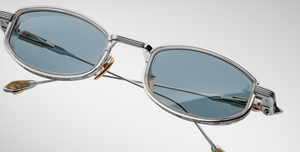 jacques marie mage last frontier hardin gaia ovale sonnenbrille in silber und gold mit transparenten Acetat und hellblauen gläsern