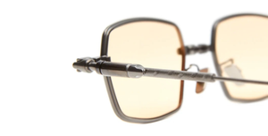 kuboraum h69 rh eckige titansonnenbrille in gunmetal mit hell orangenen gläsern