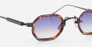sato erakis b/t-1 eckige sonnenbrille in matt schwarz und tortoise mit dunkel blauen verlaufsgläsern