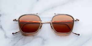 jacques marie mage baudelaire 2 darjeeling eckige sonnenbrille aus titan und acetat in gold und taupe mit orangenen gläsern