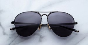 jacques marie mage amelia black, pilotensonnenbrille in schwarz mit dunkel grauen gläsern