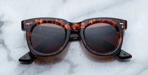jacques marie mage ava samoa eckige sonnenbrille aus acetat in havana mit braunen gläsern