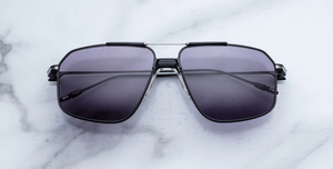 jacques marie mage jagger corbeau aviator sonnenbrille aus titan in matt schwarz mit grauen gläsern