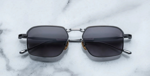 jacques marie mage koenig amour, eckige sonnenbrille in schwarz und silber mit grauen verlaufsgläser