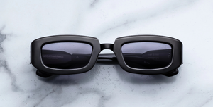 jacques marie mage ryder black eckige sonnenbrille aus titan in schwarz mit grauen gläsern