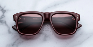 jacques marie mage yves cassis eckige sonnenbrille in rubinrot mit weinroten gläsern