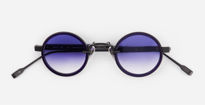 sato naos B/NB runde sonnenbrille aus titan und acetat in schwarz und dunkelblau mit blauen verlaufsgläser