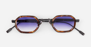 sato erakis b/t-1 eckige sonnenbrille in matt schwarz und tortoise mit dunkel blauen verlaufsgläsern