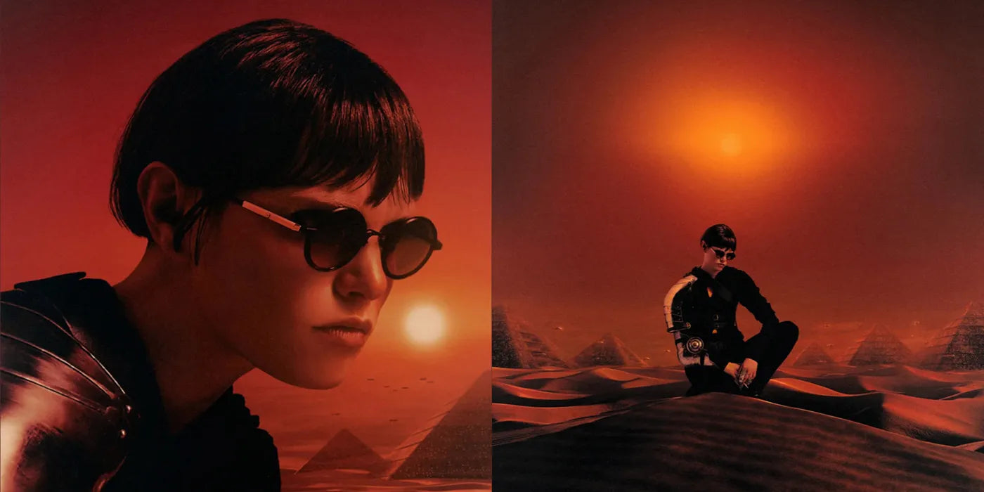 model mit Sonnenbrille von sato in roter Wüste vor Pyramiden.