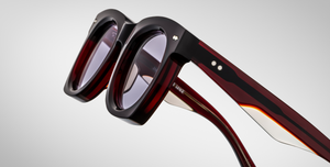 jacques marie mage ava cherry eckige sonnenbrille mit roten acetat und violetten gläsern