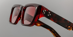 Jacques Marie Mage Walker Burgundy Rechteckige Sonnenbrille in weinrot mit roten Gläsern
