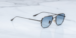 jacques marie mage cendrars antique silver aviator sonnenbrille aus titan in gunmetal und silber mit blauen verlaufsgläsern
