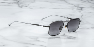 jacques marie mage koenig amour, eckige sonnenbrille in schwarz und silber mit grauen verlaufsgläser