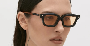 kuboraum P25 BT eckige sonnenbrille aus acetat in schwarz und braun mit hellen orangenen gläsern