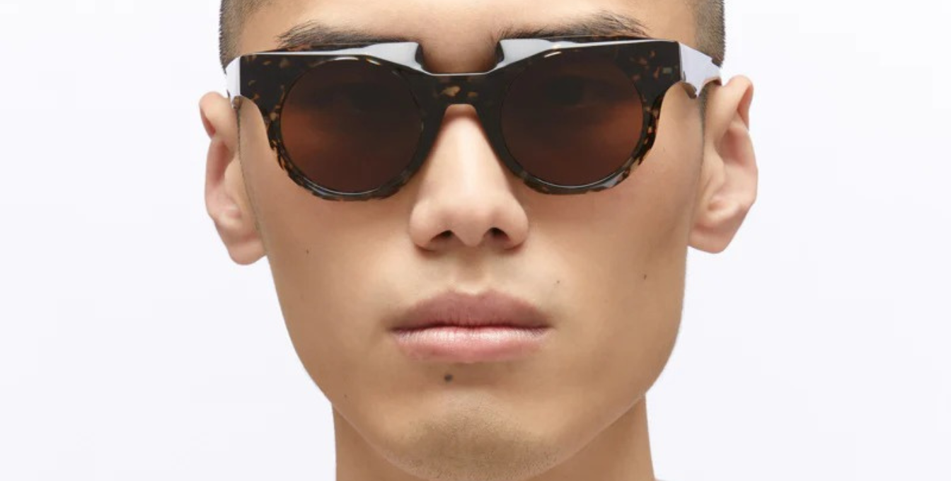 Model trägt Kuboraum U1 GYH mit runde Sonnenbrille mit gelben Gläsern 