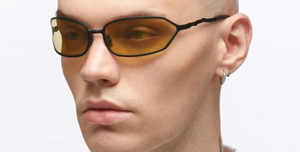 Kuboraum H30 | BM curved Sonnenbrille mit schwarzem Rahmen und gelben Gläsern