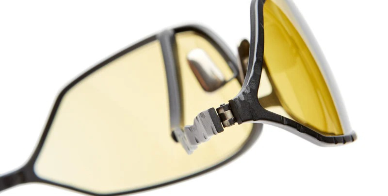Kuboraum H30 | BM curved Sonnenbrille mit schwarzem Rahmen und gelben Gläsern