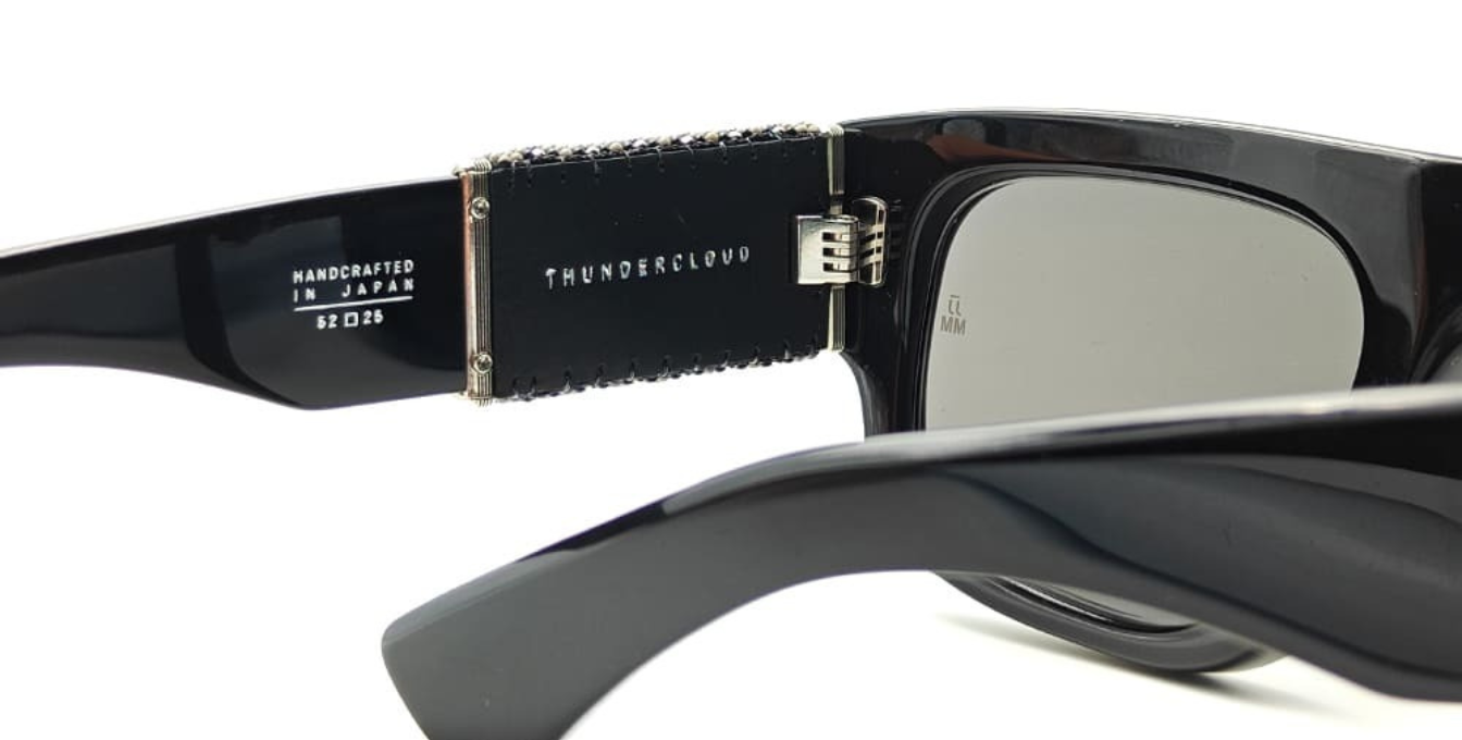 Jacques Marie Mage Thundercloud | Hematite | In-Store only schwarze Luxussonnenbrille mit schwarzen Gläsern