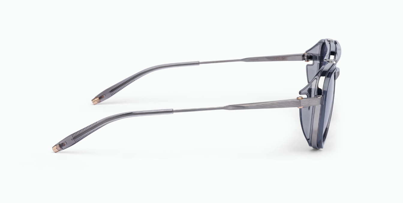 Akoni Spitzer Brushed Black Palladium - Luxus-Sonnenbrille aus Japan in Silber mit blauen Gläsern