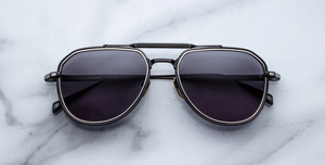 Jacques Marie Mage Commander Corbeau Luxus-Sonnenbrille – handgefertigt in Japan mit silberner Fassung und grauen Gläsern
