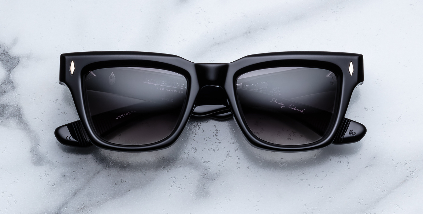 Die TORRANCE in Black aus der STANLEY KUBRICK by JMM Kollektion: ikonische Luxusbrille in limitierter Edition, inspiriert von The Shining. Ausdrucksstark, exklusiv und zeitlos.