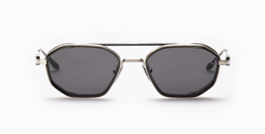 Akoni Eris-Brushed Silver - Brushed Black Rhodium - Eckige Luxus-Sonnenbrille aus Titan in Silber mit grauen Gläsern, hergestellt in Japan