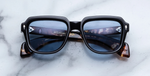 Jacques Marie Mage Taos Noir - Eckige Luxussonnenbrille mit weinroter Rahmen und blauen Gläsern 