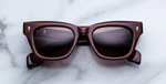 Eckige JMM Dealan Bordeaux Empire - Luxussonnenbrille in Rot mit braunen Gläsern in limitierter Auflage, handgefertigt in Japan