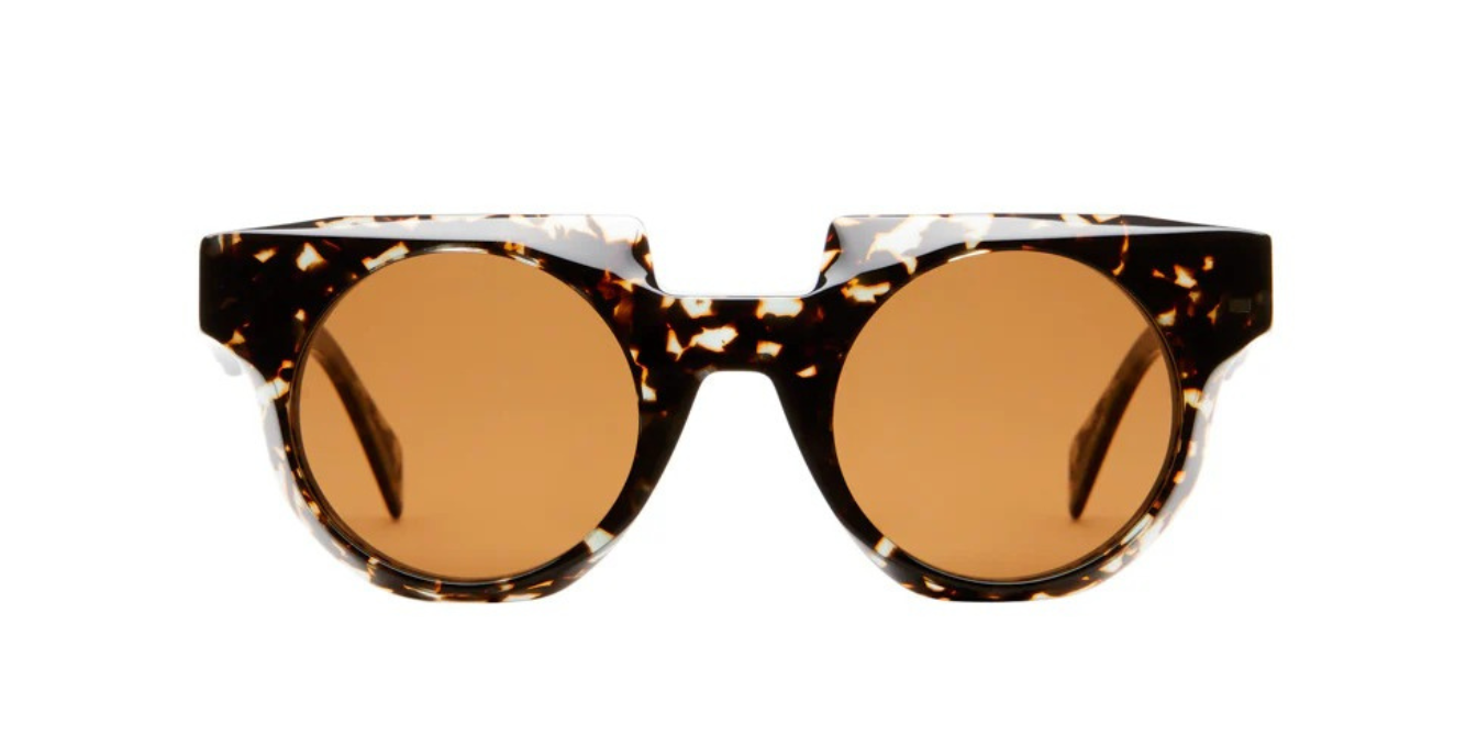 Kuboraum U1 GYH mit runde Sonnenbrille mit gelben Gläsern 