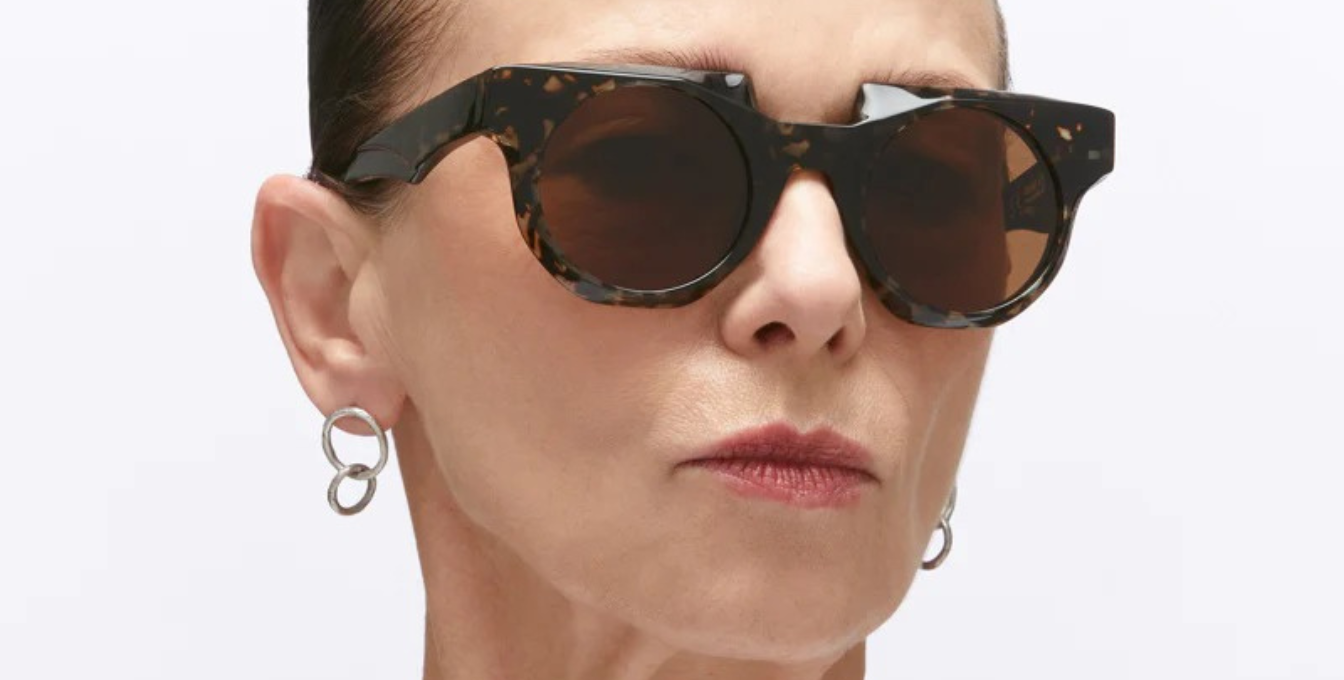 Model trägt Kuboraum U1 GYH mit runde Sonnenbrille mit gelben Gläsern 
