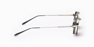 Akoni Eris-Brushed Silver - Brushed Black Rhodium - Eckige Luxus-Sonnenbrille aus Titan in Silber mit grauen Gläsern, hergestellt in Japan