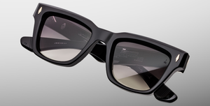 Die TORRANCE in Black aus der STANLEY KUBRICK by JMM Kollektion: ikonische Luxusbrille in limitierter Edition, inspiriert von The Shining. Ausdrucksstark, exklusiv und zeitlos.